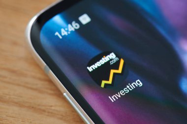 New York, ABD - 17 Nisan 2020: Akıllı telefon ekranında hisse uygulaması simgesine yatırım yapmak