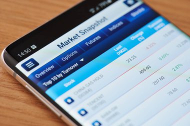 New York, ABD - 17 Nisan 2020: Birleşik Krallık pazar uygulaması menüsü akıllı telefon ekranındaki görüntüyü kapat