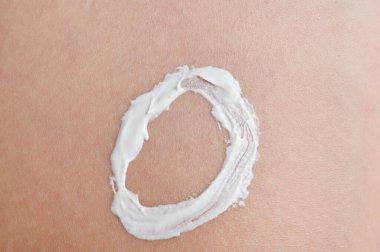 Bebek derisi koruma teması. Beyaz cilt kreminden daire şeklinde