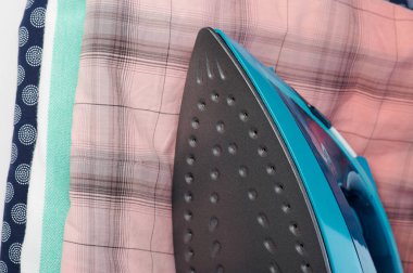 Modern demir renkli kumaş yığını üzerinde uzanır yakın görünüm