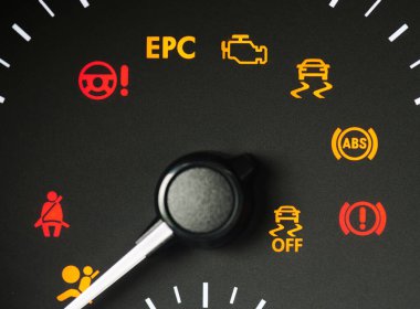 Gösterge panelindeki kırmızı ve sarı araba hata işaretleri yakın görünüm