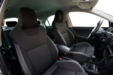 Temiz ön modern araba koltukları ve izole pencereler.