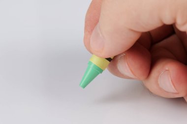 Beyaz arkaplanda yeşil pastel boya ile çizim