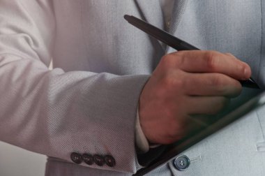 İş adamı dijital belge üzerine tabletle çalışır