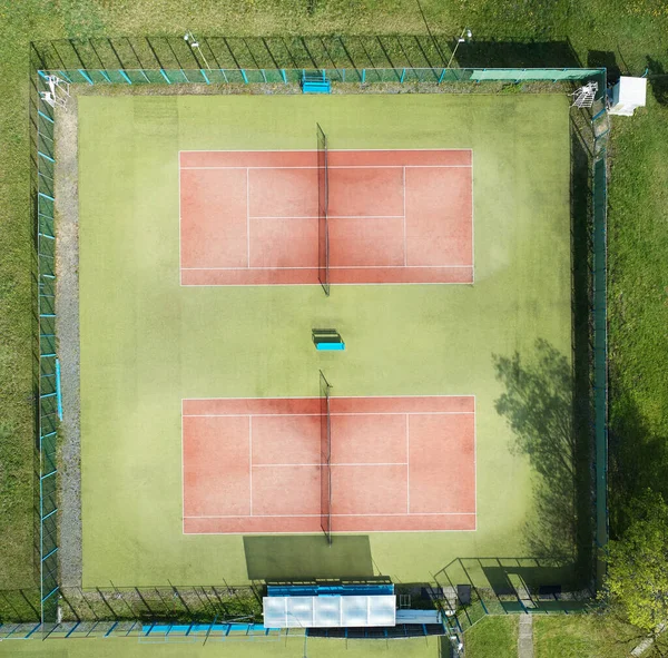 无人机俯瞰上方的两个空荡荡的网球场 — 图库照片