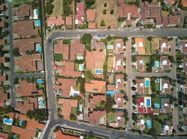 Modern yerleşim yerlerindeki sokaklar insansız hava aracı görüntüsünün üstünde