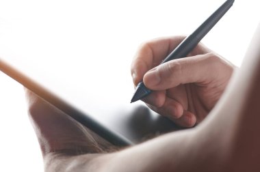 Kalemle izole edilmiş yakın görüntü ile tablete dokun