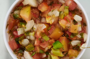 Karışık marine edilmiş salata kasede. Yakın görüş.