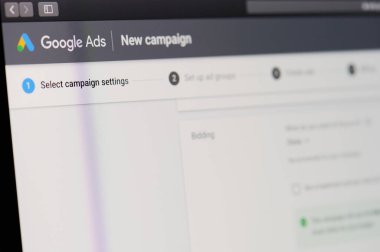 New York, ABD - 22 Mayıs 2020: Yeni kampanya Google reklamları dizüstü bilgisayar ekranında ana sayfayı kapat