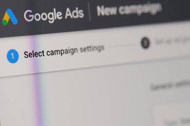 New York, ABD - 22 Mayıs 2020: Google reklam kampanyası ana sayfası dizüstü bilgisayar ekranında kapatma görüntüsü oluşturuluyor