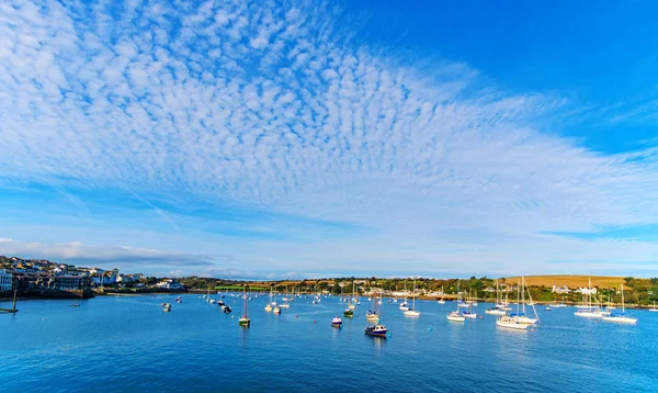 Falmouth Harbour İngiltere'de geniş açılı görünüş. 