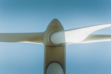 Rüzgar türbini yenilenebilir bir enerji kaynağı