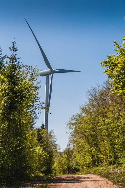 Turbina wiatrowa jako odnawialne źródło energii — Zdjęcie stockowe