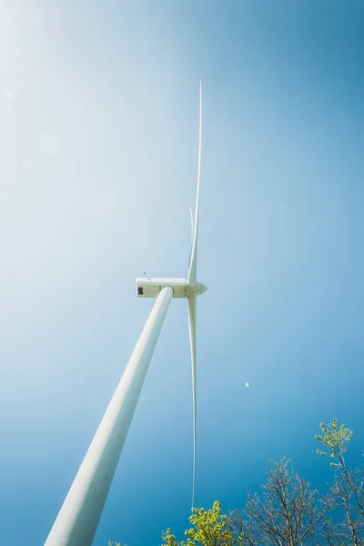 Turbina wiatrowa jako odnawialne źródło energii — Zdjęcie stockowe