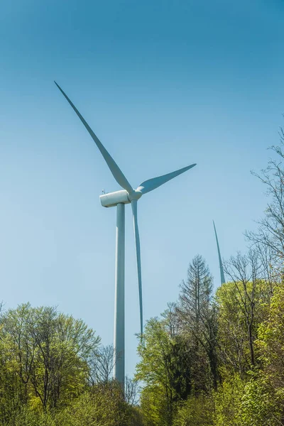 Turbina wiatrowa jako odnawialne źródło energii — Zdjęcie stockowe