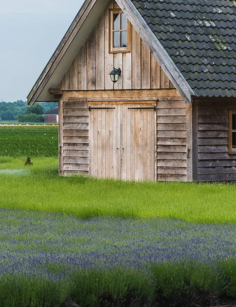 Oud rustiek en charmant houten huis — Stockfoto