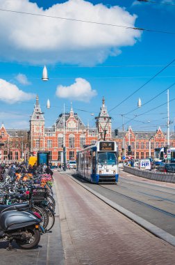 Hollanda, Damrak 'taki Amsterdam Merkez İstasyonu