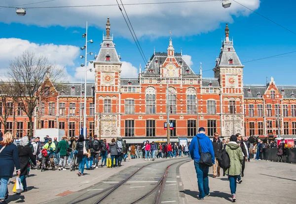 オランダのDamrakにあるアムステルダム中央駅 — ストック写真