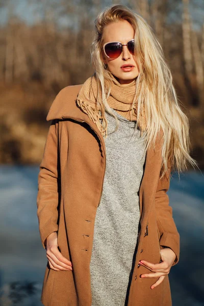 Bahar doğa arka planı poz paltolu güzel kız