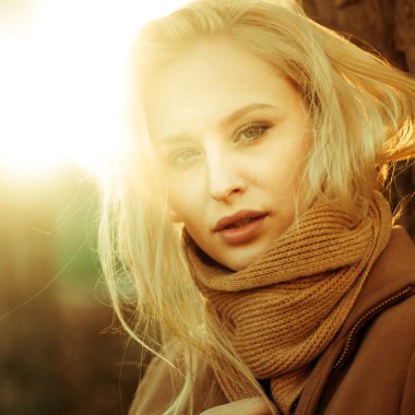 Bahar doğa arka planı poz paltolu güzel kız