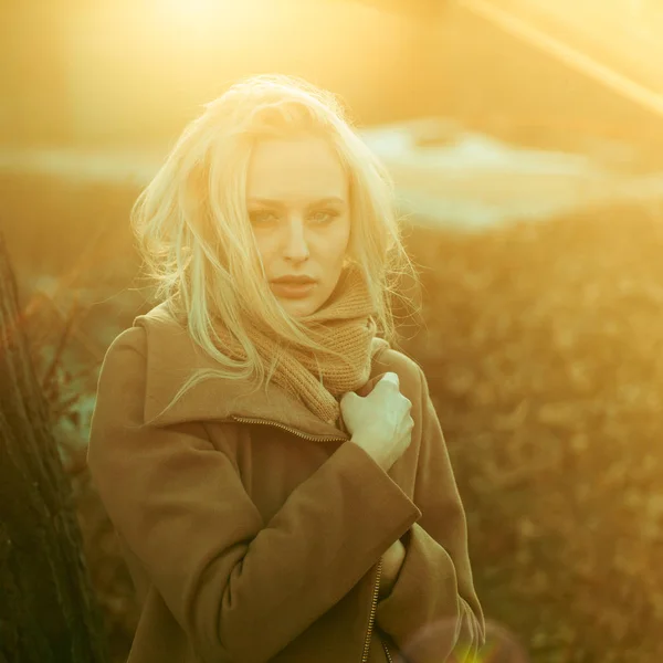 Mooi meisje met een vacht poseren tegen de achtergrond van een lente-natuur Rechtenvrije Stockafbeeldingen