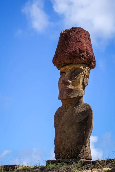 Posągi Moais w miejscu ahu Nao Nao na plaży anakena, Wyspa Wielkanocna — Zdjęcie stockowe
