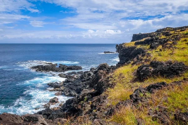 Scogliere dell'isola di Pasqua e paesaggio pacifico dell'oceano — Foto Stock
