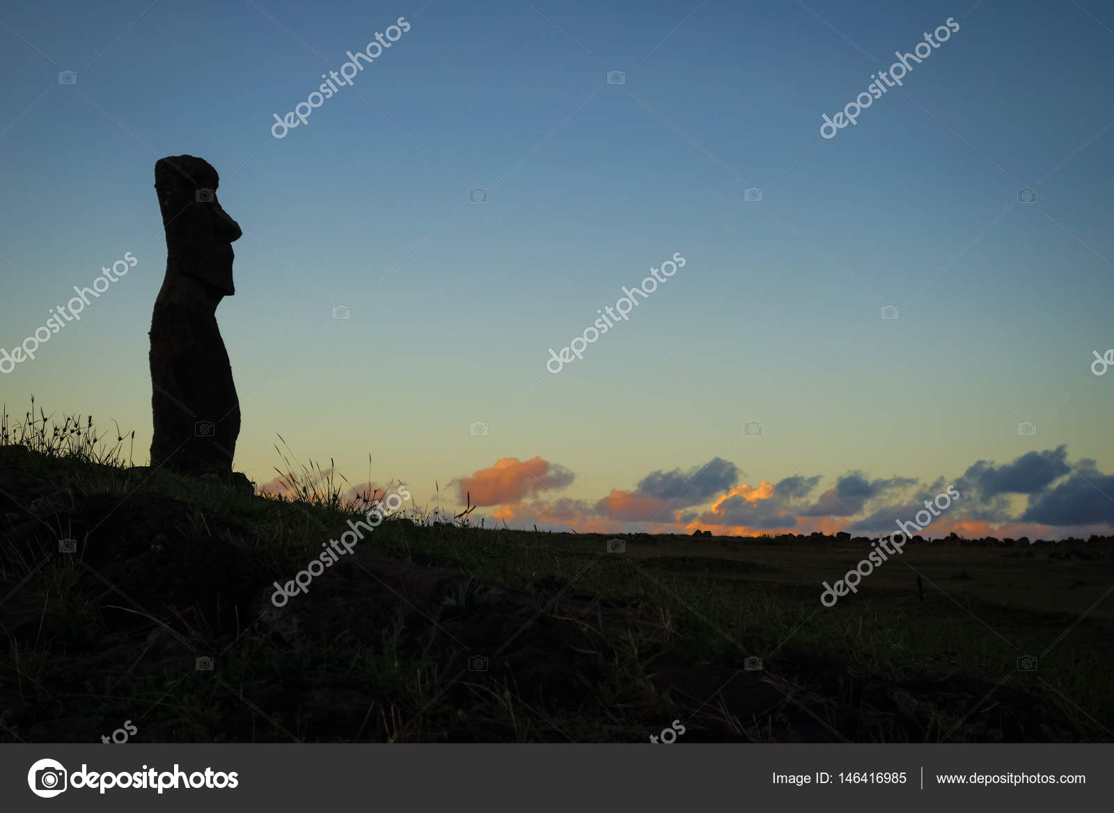 Statue De Moai Ahu Akapu Au Coucher Du Soleil île De Pâques