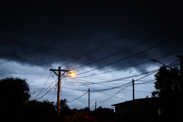 Gatubelysningen på natten med en stormig himmel bakgrund — Stockfoto