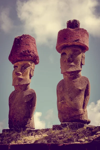 Αγάλματα Moais χώρο ahu Nao Nao στην παραλία anakena, Νήσος του Πάσχα — Φωτογραφία Αρχείου
