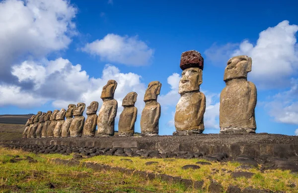 Moais heykeller, ahu Tongariki, Paskalya Adası — Stok fotoğraf