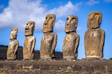 Moais heykeller, ahu Tongariki, Paskalya Adası