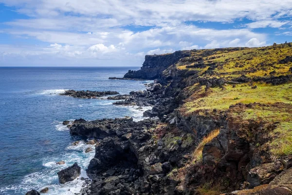 Easter island cliffs and pacific ocean landscape — Stock Photo, Image