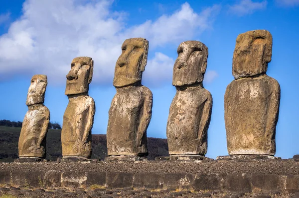 Moais posągi, ahu Tongariki, Wyspa Wielkanocna — Zdjęcie stockowe