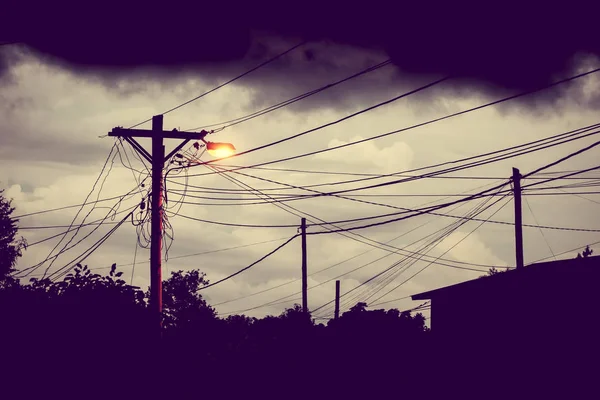 Luz de rua à noite com um fundo de céu tempestuoso — Fotografia de Stock