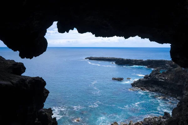 Acantilados y paisaje oceánico pacífico vue de la cueva Ana Kakenga en — Foto de Stock