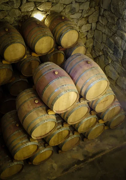 Barris de vinho de madeira em uma adega — Fotografia de Stock