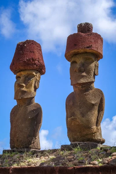 Moais statyer webbplats ahu Nao Nao vid anakena-stranden, Påskön — Stockfoto