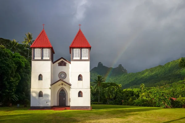 Regnbåge på Haapiti kyrkan i Moorea island, landskap — Stockfoto