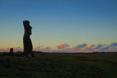 Moai heykel ahu akapu gün batımında, Paskalya Adası