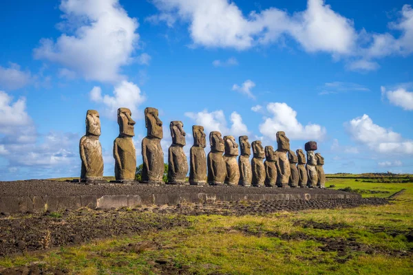 Moais 雕像，阿虎汤加里基岛复活节岛 — 图库照片
