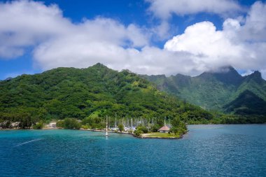 Moorea Adası Limanı ve Pasifik Okyanusu lagün manzara