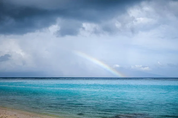 Regenboog op Temae strand lagune in Moorea eiland — Stockfoto