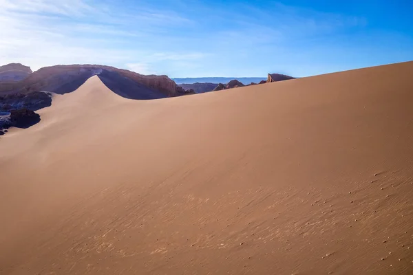 Sand dunes in Valle de la Luna, San Pedro de Atacama, Chile — ストック写真