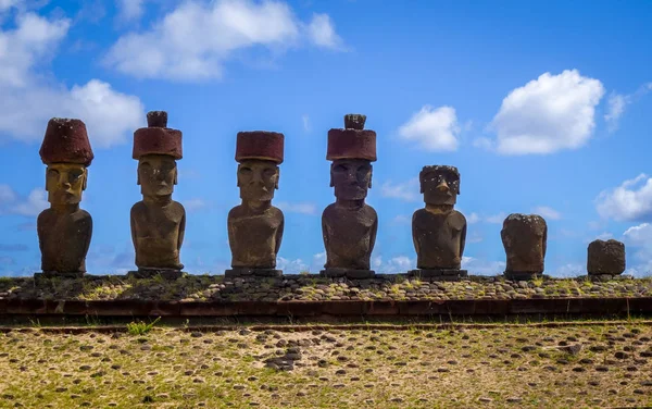Moais estatuas sitio ahu Nao Nao en la playa de anakena, isla de Pascua — Foto de Stock