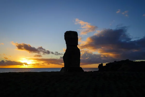 Moai standbeeld ahu akapu bij zonsondergang, Paaseiland — Stockfoto