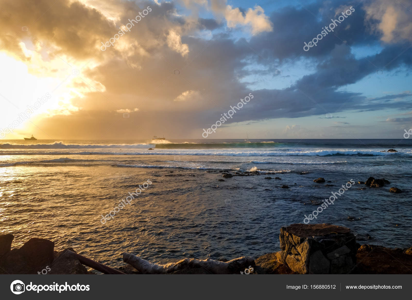 Locéan Pacifique Au Coucher Du Soleil Sur Lîle De Pâques