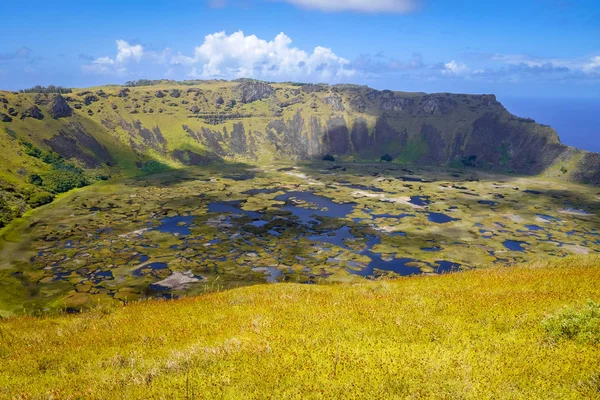 Cratera do vulcão Rano Kau na Ilha de Páscoa — Fotografia de Stock