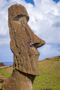 Moai heykelin üzerine Rano Raraku volkan, Paskalya Adası