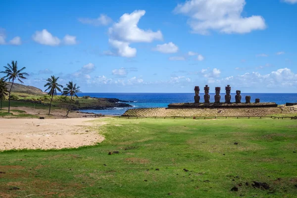 Anakena palm beach and Moais statues site ahu Nao Nao, easter is — Stock Photo, Image